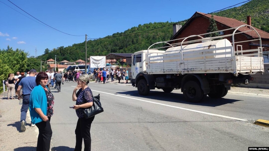 Qytetarë të mbledhur në rrugë pranë bllokadave të vendosura në veri të Kosovës. Këto bllokada, pasditen e 1 gushtit u larguan. 