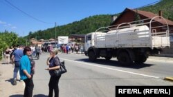 Qytetarë të mbledhur në rrugë pranë bllokadave të vendosura në veri të Kosovës. Këto bllokada, pasditen e 1 gushtit u larguan. 