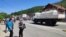 Qytetarë të mbledhur në rrugë pranë bllokadave të vendosura në veri të Kosovës. Këto bllokada, pasditen e 1 gushtit u larguan. 