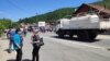 Građani okupljeni na ulicama u blizini blokada koje se nalaze na severu Kosova. Ove blokade su uklonjene u popodnevnim časovima 1. avgusta.