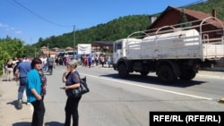 Građani okupljeni na ulicama u blizini blokada koje se nalaze na severu Kosova. Ove blokade su uklonjene u popodnevnim časovima 1. avgusta.