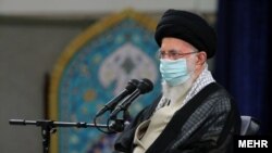  علی خامنه‌ای طی ۳۳ سال گذشته به عنوان «ولی فقیه» و رهبر جمهوری اسلامی قدرت را در ایران در دست داشته است.