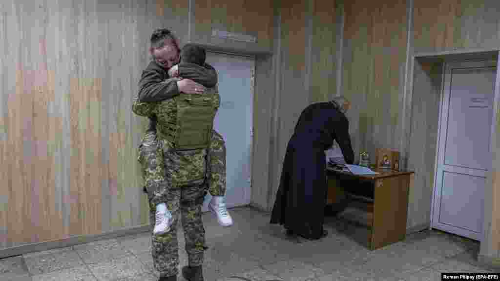 Novopečeni vojnici se grle nakon razmjene zavjeta u oblasti Brovari, kod Kijeva, tokom ruskog opkoljavanja ukrajinske prijestolnice. Par, koji je tražio da ostane neimenovan, prvi put se sreo na istoku Ukrajine 2015. godine dok se borio protiv separatista koje podržava Rusija. Započeli su vezu nakon što su se slučajno ponovo spojili usred ruske invazije 2022.