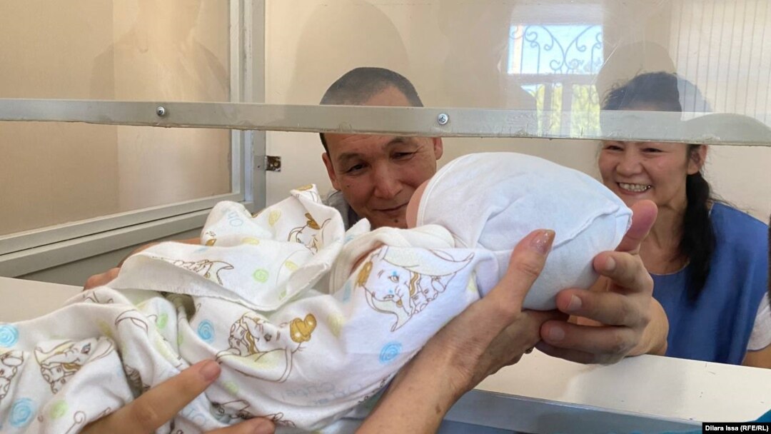 Вера Брежневаның бетінде ұрығы бар суреті.