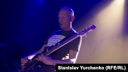 Евгений Федоров, лидер рок-группы Tequilajazzz на концерте в Киеве, Украина
