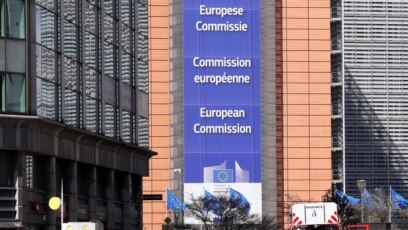 Европейската комисия каза в петък че обсъжда с България въвеждането