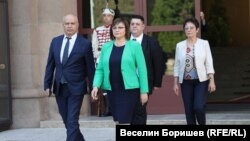 Лидерът на БСП Корнелия Нинова и председателят на парламентарната група на партията Георги Свиленски пред президентството, 18 юли.