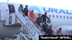 Passengers disembark at Kulob airport. (file photo)