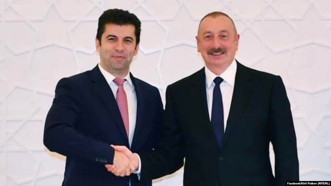 Кирил Петков и Илхам Алиев позират за снимка по време на посещението. 