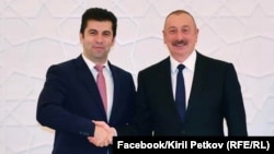 Кирил Петков и Илхам Алиев позират за снимка по време на посещението. 