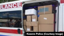 Autoambulanca e ndaluar në Rudarë që sipas Policisë së Kosovës po bartte ilaçe të kontrabanduara. 