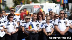 Participanți la manifestările prilejuite de sărbătorirea Zilei Naționale a Ambulanței din România, în Piața Palatului Culturii din Iași, ascultă discursul ministrului Rafila. 28 iulie 2022