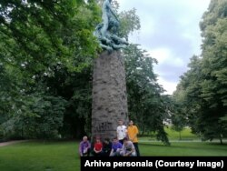 Lotul olimpic de matematică la statuia lui Abel din Oslo.