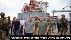 Președintele ucrainean Volodimir Zelenski în portul Cernomorsk de la Marea Neagră, de unde ar urma să pornească primele vase încărcate cu cereale. Reluarea exporturilor a fost negociată săptămâna trecută cu Rusia. Regiunea Odesa, Ucraina, 29 iulie 2022.