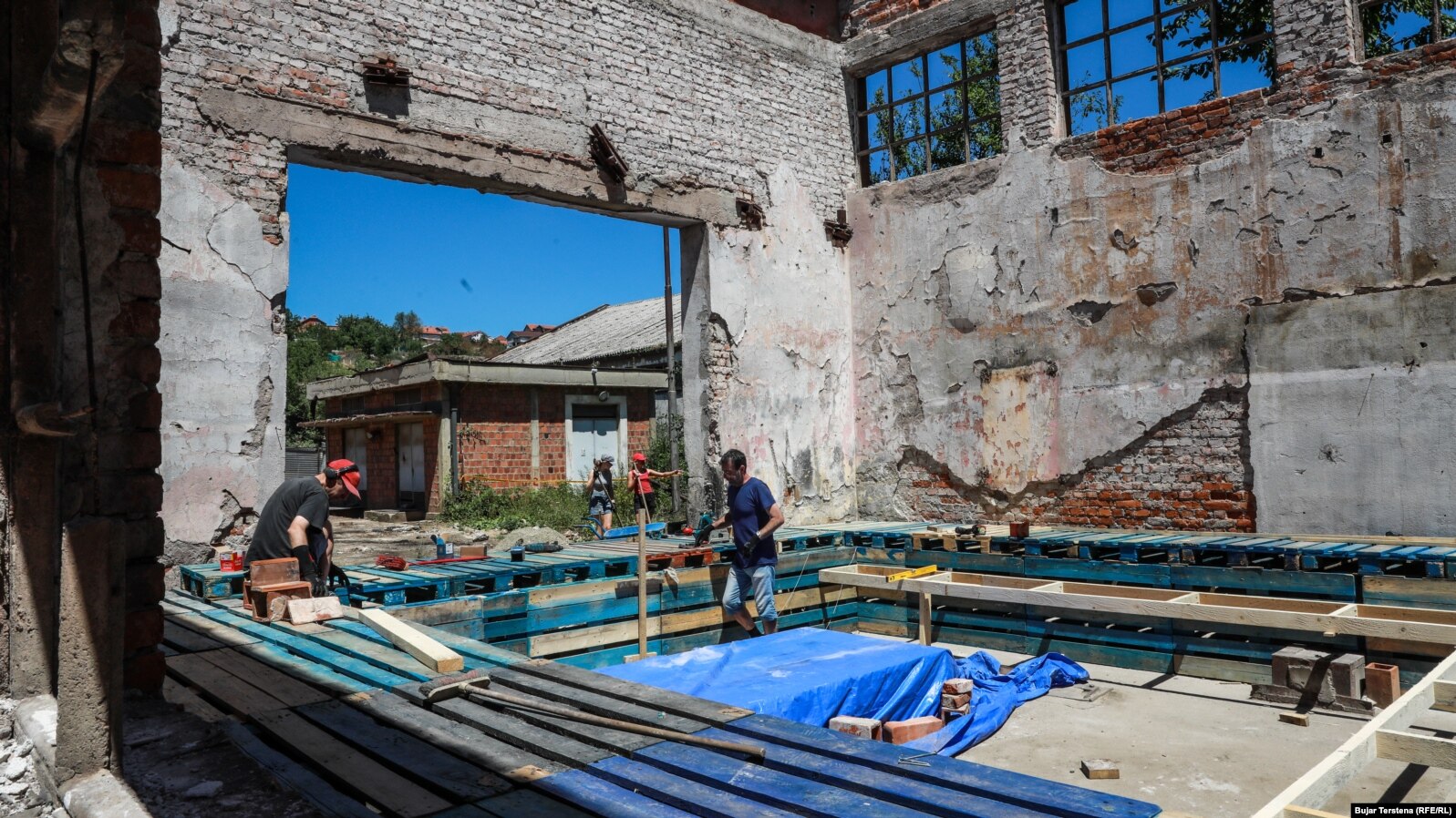 Punimet në fabrikën e tullave në Prishtinë. Arkitekti Liesegang pret që të përfundojë punimet e tij deri më 22 korrik, kur hapet edhe "Manifesta 14 Prishtina".