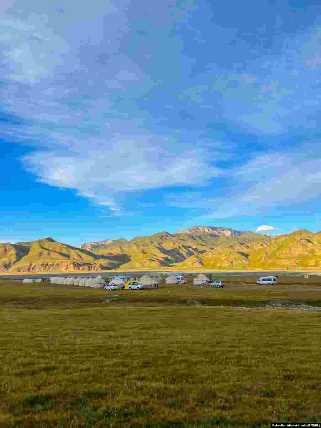 Кел-Суу находится в 460 километрах от Бишкека. Дорога до озера сложная. Если выехать из столицы рано утром, туда можно доехать к наступлению сумерек. Туристы располагаются в этом лагере.&nbsp; &nbsp;