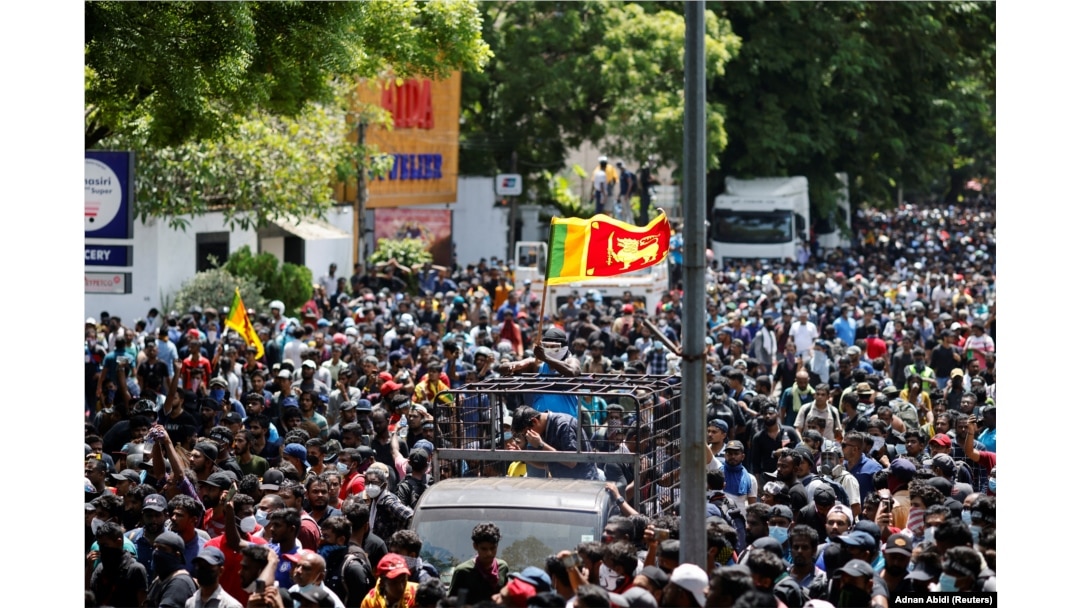 Manifestanții s-au adunat în fața biroului prim-ministrului din Sri Lanka, Ranil Wickremesinghe, pe fondul crizei economice a țării, în Colombo, Sri Lanka, 13 iulie 2022.