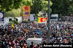 Manifestanții s-au adunat în fața biroului prim-ministrului din Sri Lanka, Ranil Wickremesinghe, pe fondul crizei economice a țării, în Colombo, Sri Lanka, 13 iulie 2022.