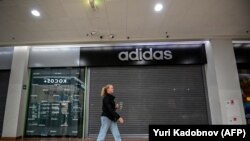 Закритий магазин Adidas у Росії, фото ілюстративне