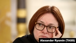 Elvira Nabiullina, az orosz jegybank elnöke egy Putyin elnökkel tartott megbeszélés közben. Fotó: Alekszandr Rjumin / TASZSZ