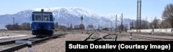 Железнодорожный проект Китай — Кыргызстан — Узбекистан будет включать строительство более 50 туннелей и 90 мостов в самых высоких горах Кыргызстана, высота некоторых из них превышает 3000 метров