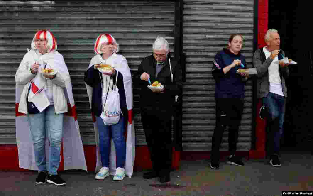 Navijači jedu ispred stadiona prije utakmice&nbsp;Engleske i Švedske u okviru&nbsp;Eura 2022. za žene, u&nbsp;Sheffieldu, Velika Britanija, 26. juli.
