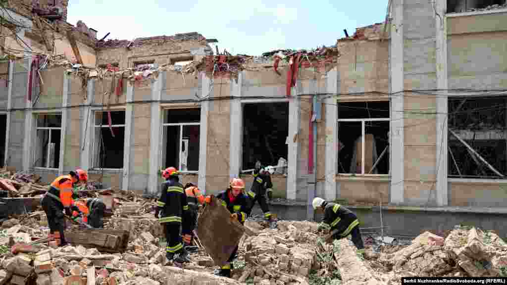 Розбір завалів будівлі Будинку офіцерів у Вінниці