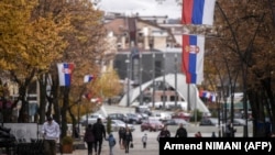 Qytetarët shëtisin në sheshin kryesor në Mitrovicën e Veriut. 9 nëntor 2021.