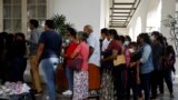 Oamenii vizitează reședința președintelui, după ce președintele Gotabaya Rajapaksa a fugit, pe fondul crizei economice, Colombo, Sri Lanka, 13 iulie 2022