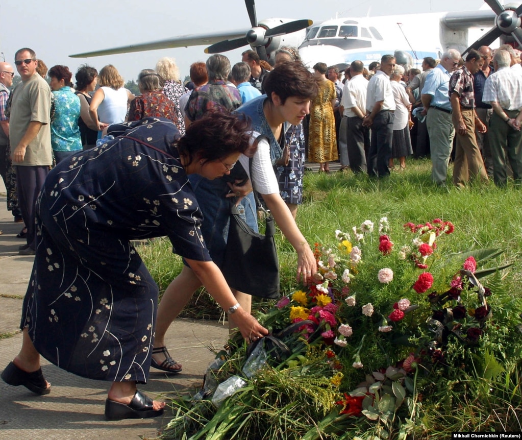 Qindra ukrainas u mblodhën në vendin e ngjarjes për t'u lutur dhe për të vendosur lule disa ditë më vonë, më 29 korrik 2002.