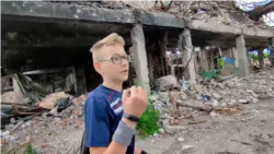 Tinerii vloggeri din Mariupol documentează viața de zi cu zi în orașul ocupat de Rusia