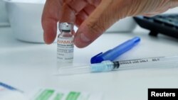 Një punonjës i kujdesit shëndetësor përgatit një shiringë në një klinikë vaksinimi kundër lisë së majmunëve në Montreal. Kanada, 6 qershor 2022.