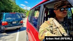 Косово: блокпост на дорозі, що веде до кордону з Сербією