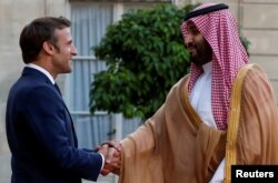 Președintele francez Emmanuel Macron a fost aspru criticat după ce l-a primit la Paris pe Mohammed bin Salman, prințul moștenitor al Arabiei Saudite.