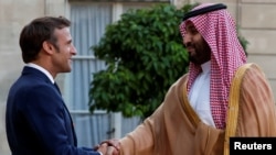Ֆրանսիայի նախագահ Էմանյուել Մակրոնը ողջունում է Սաուդյան Արաբիայի թագաժառանգ արքայազն Մուհամեդ բին Սալմանին, Փարիզ, 29-ը հուլիսի, 2022թ.