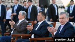 Президент Казахстана Касым-Жомарт Токаев (слева), президент Кыргызстана Садыр Жапаров (в центре) и президент Узбекистана Шавкат Мирзиёев. Чолпон-Ата, 20 июля 2022 года