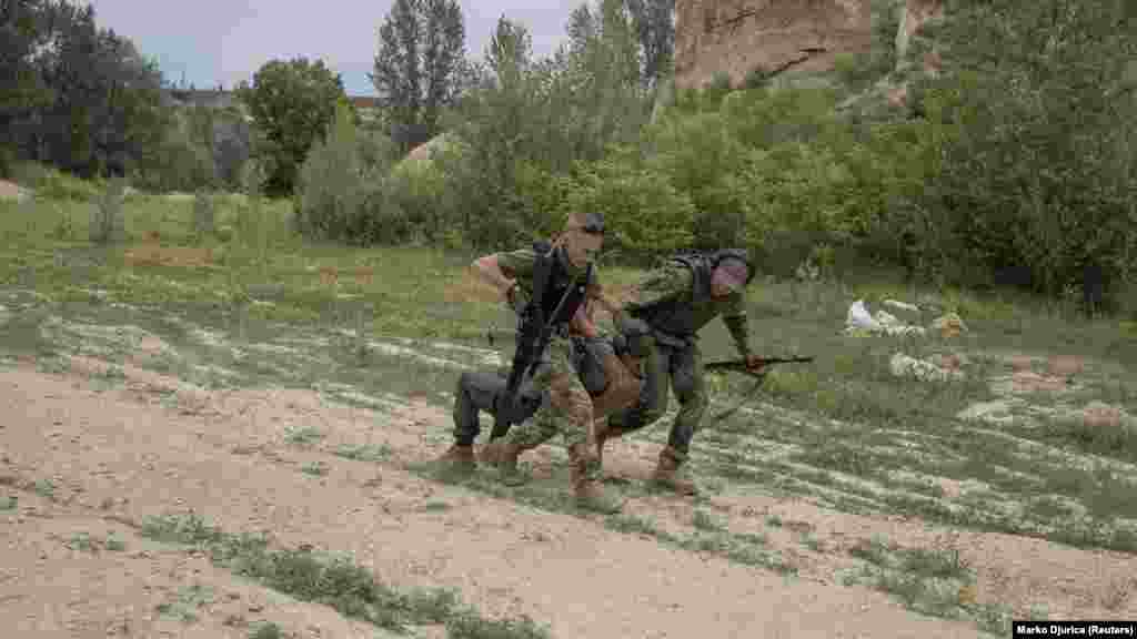 Katonák sebesült mentését gyakorolják Harkiv mellett június 30-án