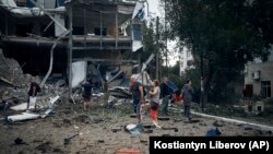 Russiýa parahat ilaty nyşana alýandygy barada aýdylýanlary inkär edýär, emma fewral aýynyň aýagynda başlanan urşuň dowamynda köp şäher we oba weýran edildi, müňlerçe adam öldürildi.