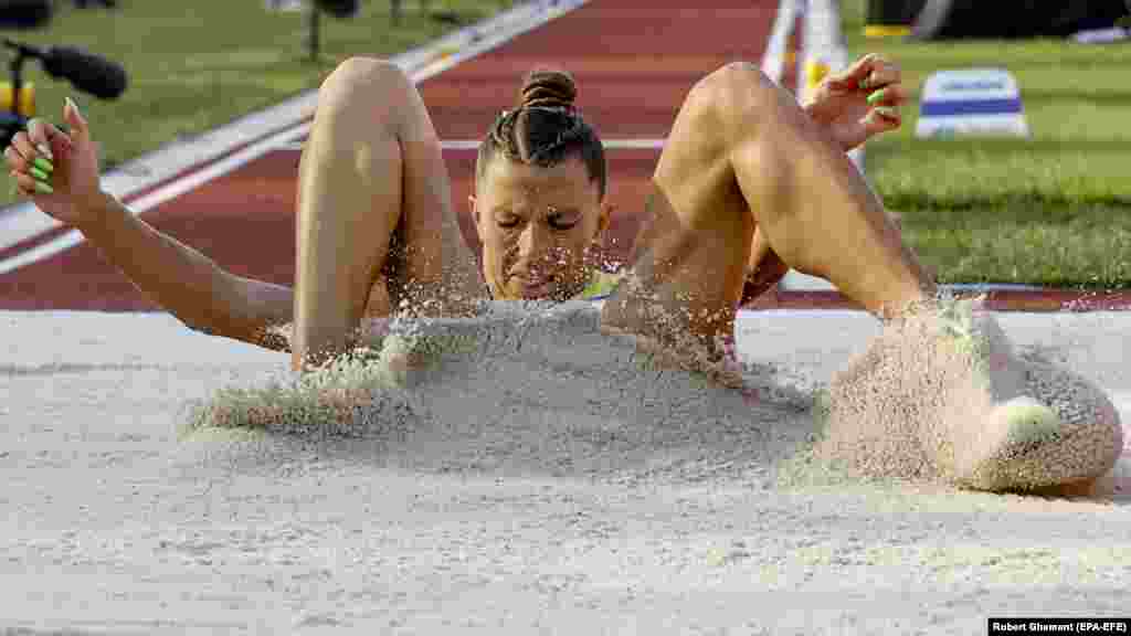 Atleta ucraineană Marina Beh-Romanciuk în finala probei de triplu salt de la Campionatul mondial de atletism, Eugene, Oregon.