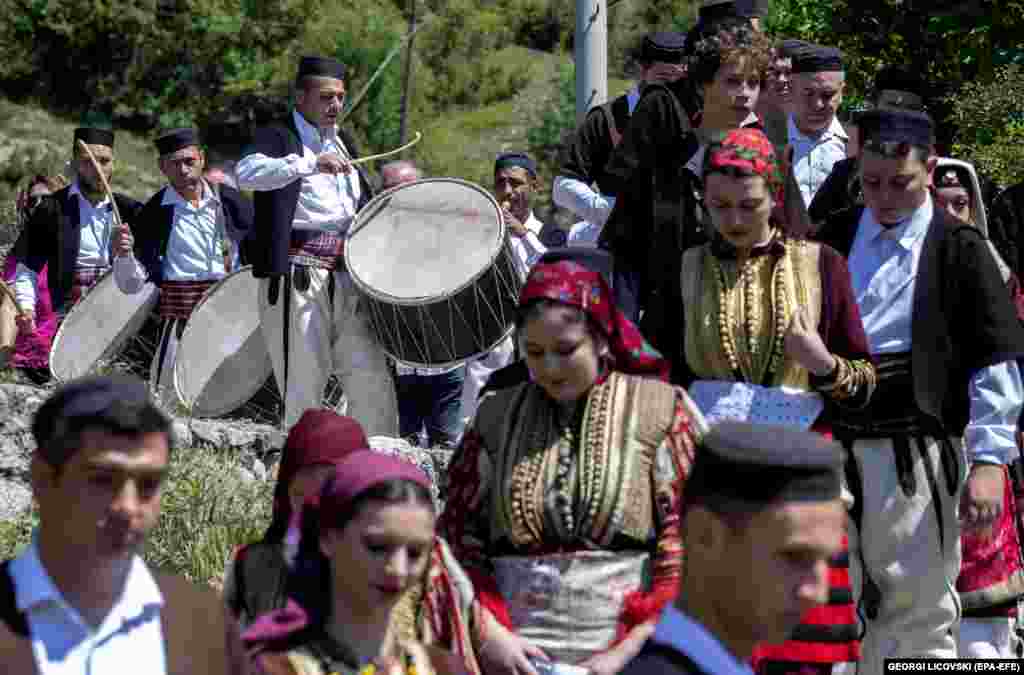 Musicians follow the bridegroom&#39;s relatives in the procession.