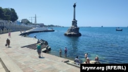 Севастопольцы купаются и загорают у памятника затопленным кораблям в Севастопольской бухте
