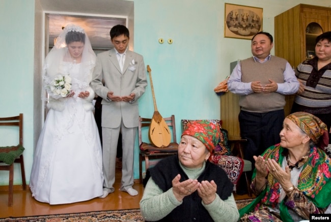 Алматы іргесіндегі ауылдардың біріндегі үйлену тойы. 2008 жылдың қарашасы.