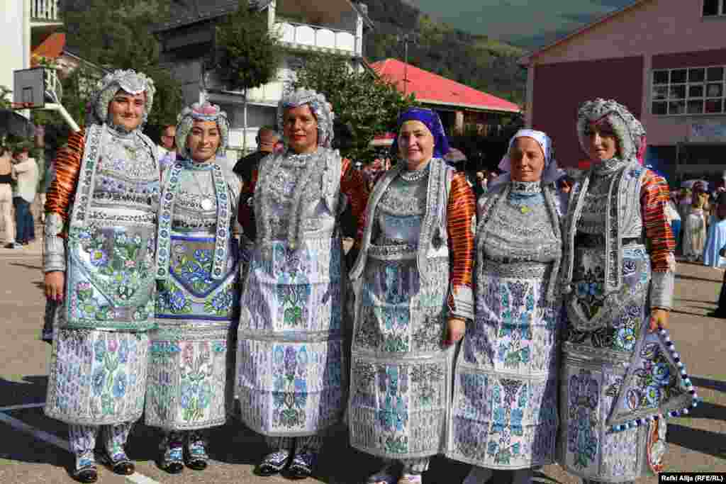 Disa gra të veshura me kostume tradicionale. Lubinja e Epërme është&nbsp;një fshat në Komunën e Prizrenit, i banuar nga komuniteti boshnjak.