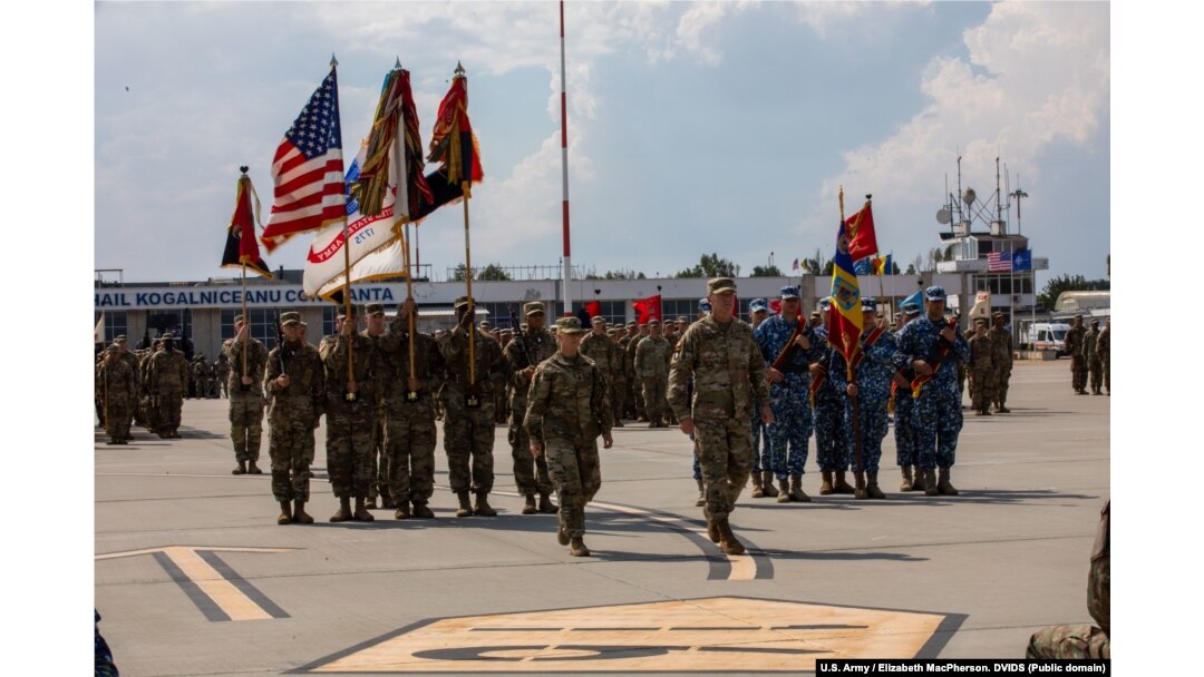 Generalul Maior JP McGee conduce membrii Diviziei 101 Aeropurtate la ceremonia de sâmbătă de la Constanța.
