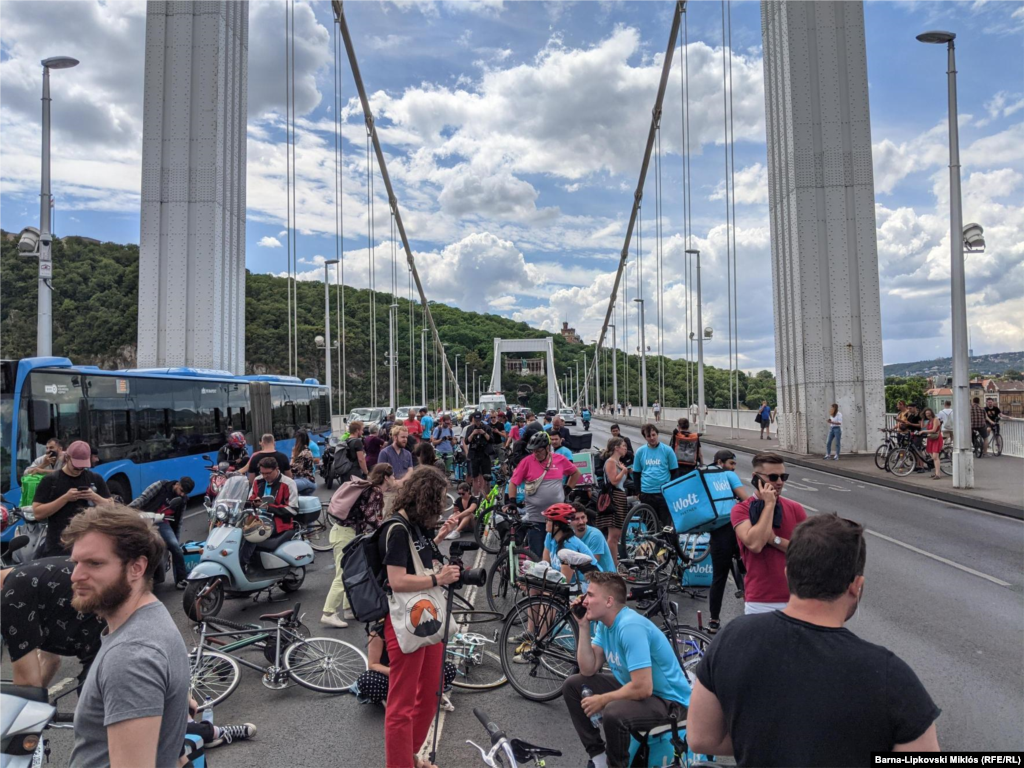 Később innen átvonultak a Margit hídhoz