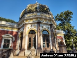 Gara din Băile Herculane este monument istoric. A fost construită după planurile arhitectului A. Serres, între 1878 și 1886, ca un pavilion de vânătoare, fiind o reproducere a castelului de vânătoare al împărătesei Maria Terezia a Austriei.