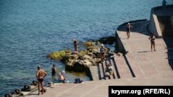 Дикий пляж на Приморском бульваре Севастополя, тут купаются, в основном, местные пенсионеры, несмотря на угрозы административных штрафов, июль 2022 года