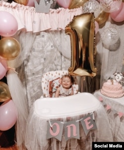 Liza duke festuar ditëlindjen e saj të parë në mars të vitit 2019. Përshkrimi që Iryna vendosi nën këtë foto të publikuar në Instagram ishte i thjeshtë: “Jam nëna e një engjëlli”.