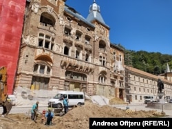 Pavilionul 6 se află în prezent în reabilitare într-un proiect al Ministerului Apărării. Clădrea a fost construită în 1824, dar pentru că a luat foc în anii 1900 a fost reconstruită în 1906. Este printre primele clădiri din Europa dotate cu lift hidraulic,