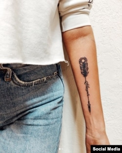 Një tatuazh që Iryna kishte bërë më 2019 ku emri i vajzës së saj është shkruar me shkrim latin.